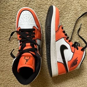 2021
Air Jordan 1 Mid SE 'Turf Orange'